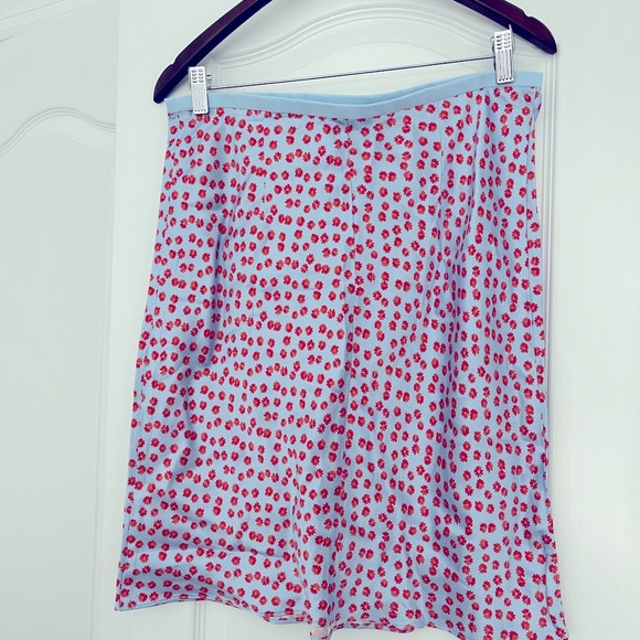 J. Crew Gwen knee-length slip skirt in blue and red summer fields print. 🌸 - Picture 5 of 8